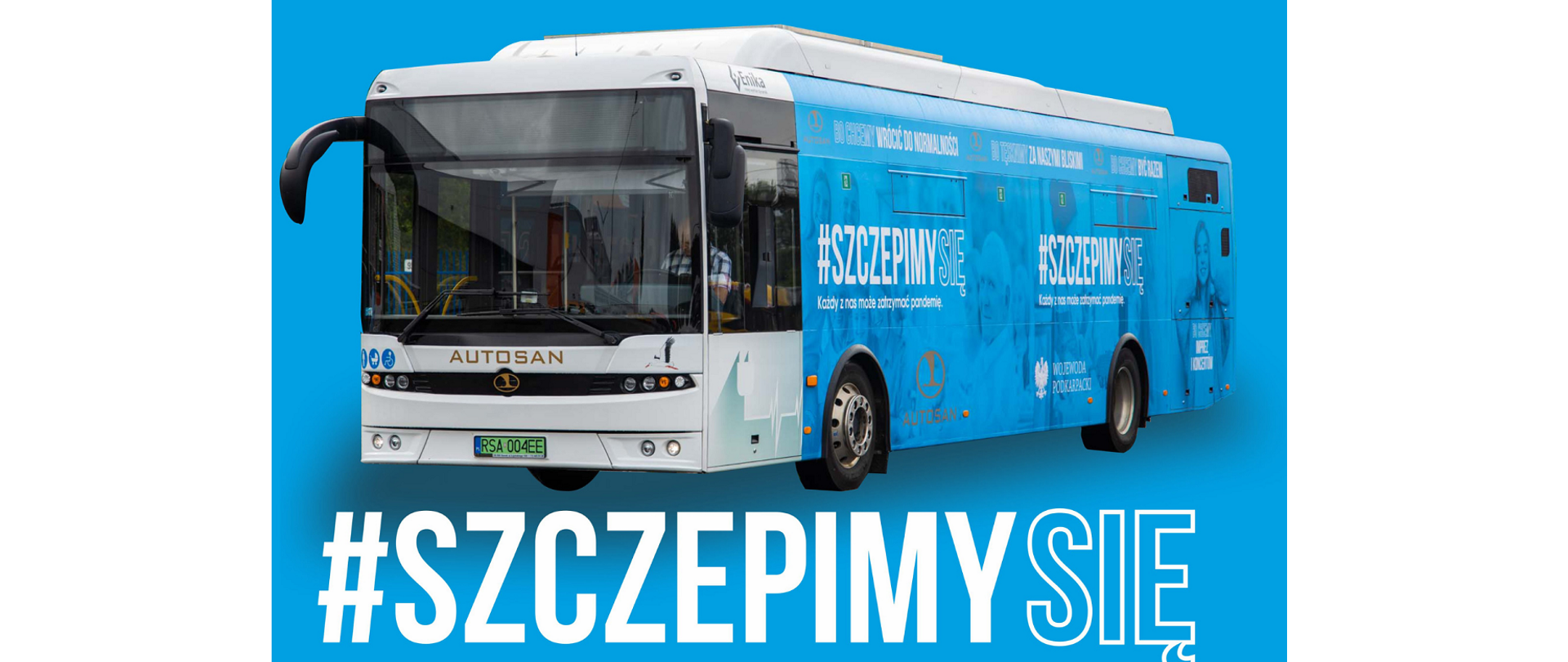 Autobus na niebieskim tle z podpisem "#szczepimy się"