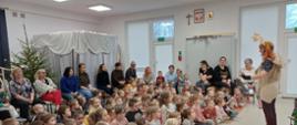 Dzieci oglądają spektakl i biorą w nich udział