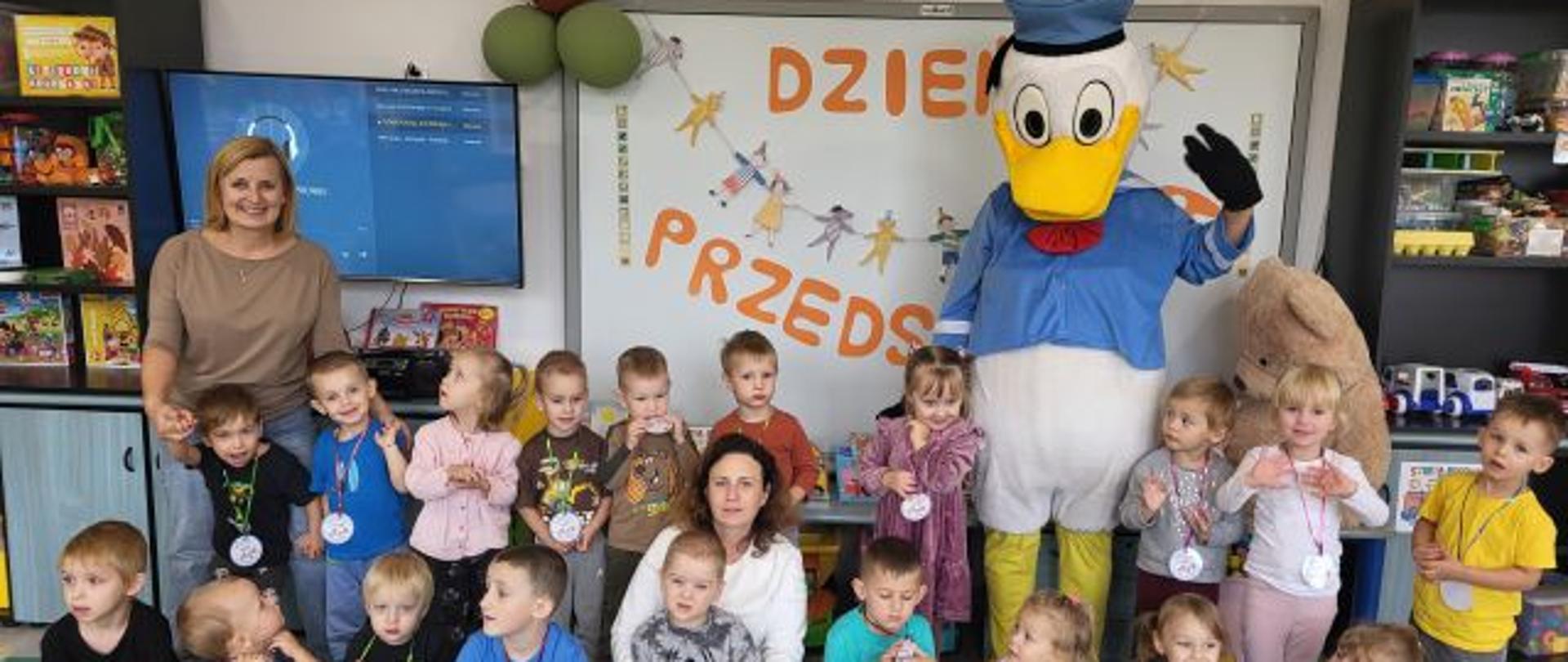 Grupa przedszkolna pozuje do zdjęcia