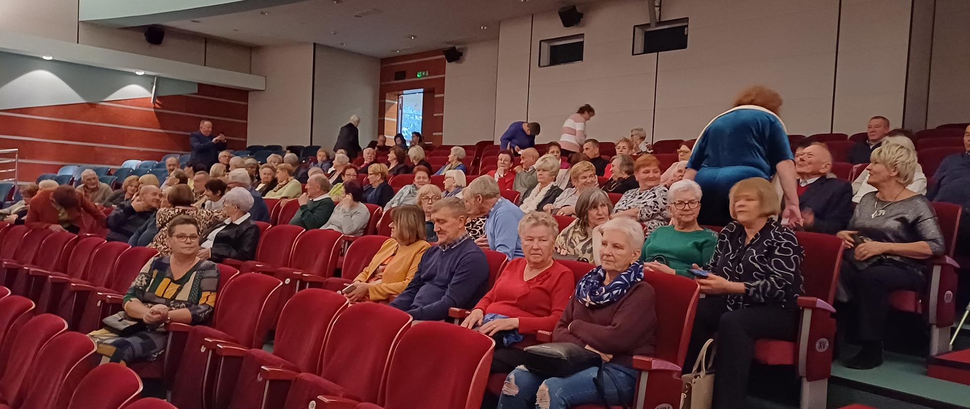 Seniorzy na spektaklu teatralnym w RCKP w Krośnie