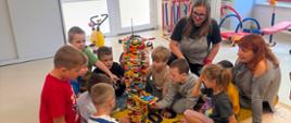 Dzieci w trakcie zabawy klockami LEGO