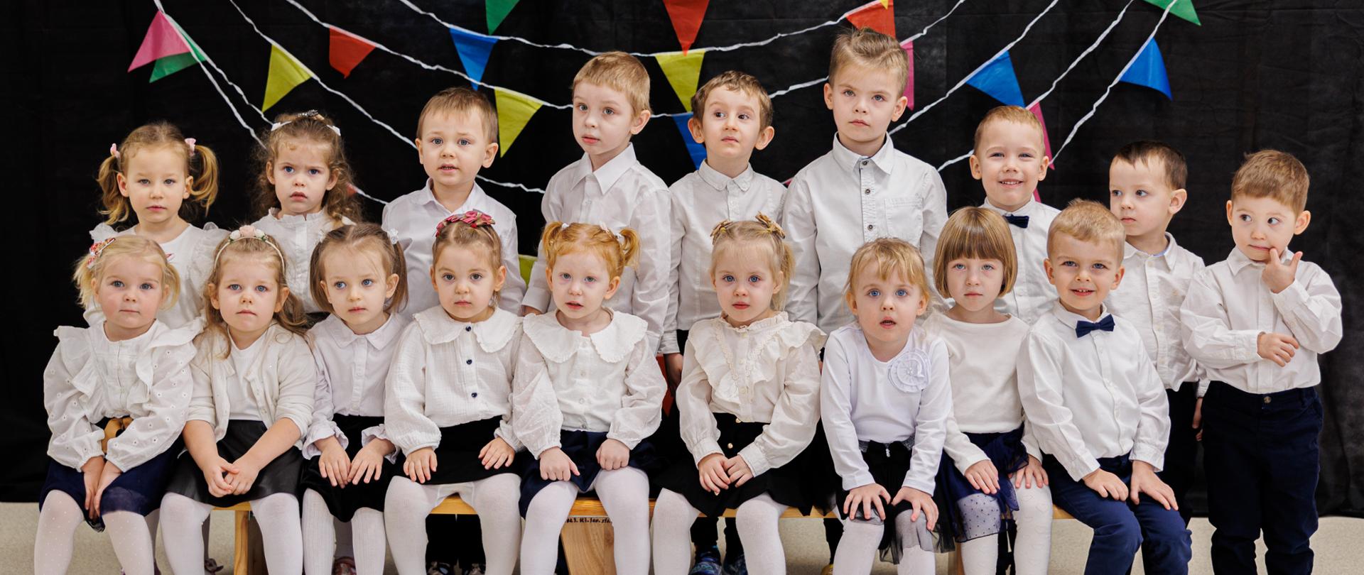 Przedszkolaki pozują do zdjęcia