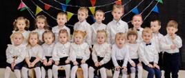 Przedszkolaki pozują do zdjęcia