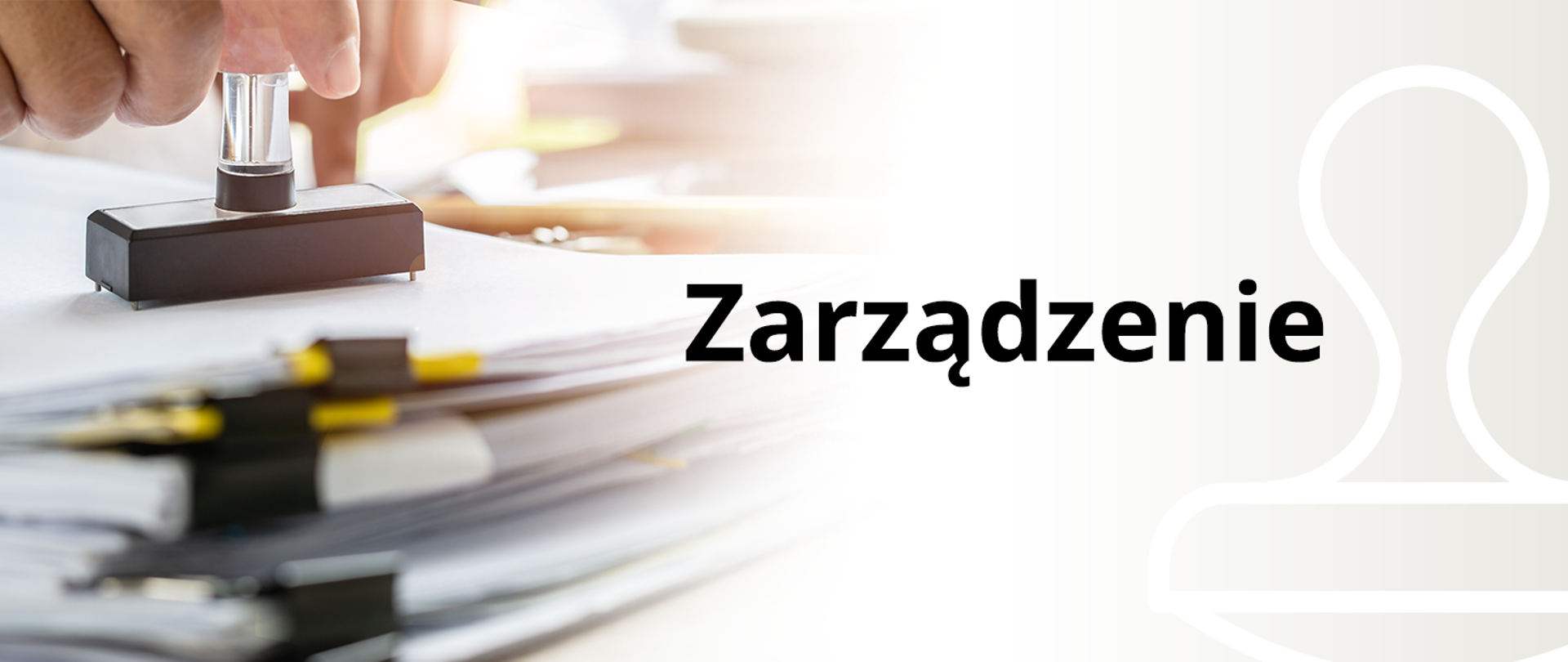 Zdjęcie przedstawia po lewej stronie widoczną dłoń z pieczątką i stos dokumentów, po prawej stronie na beżowym tle z zarysem pieczątki napis Zarządzenie.