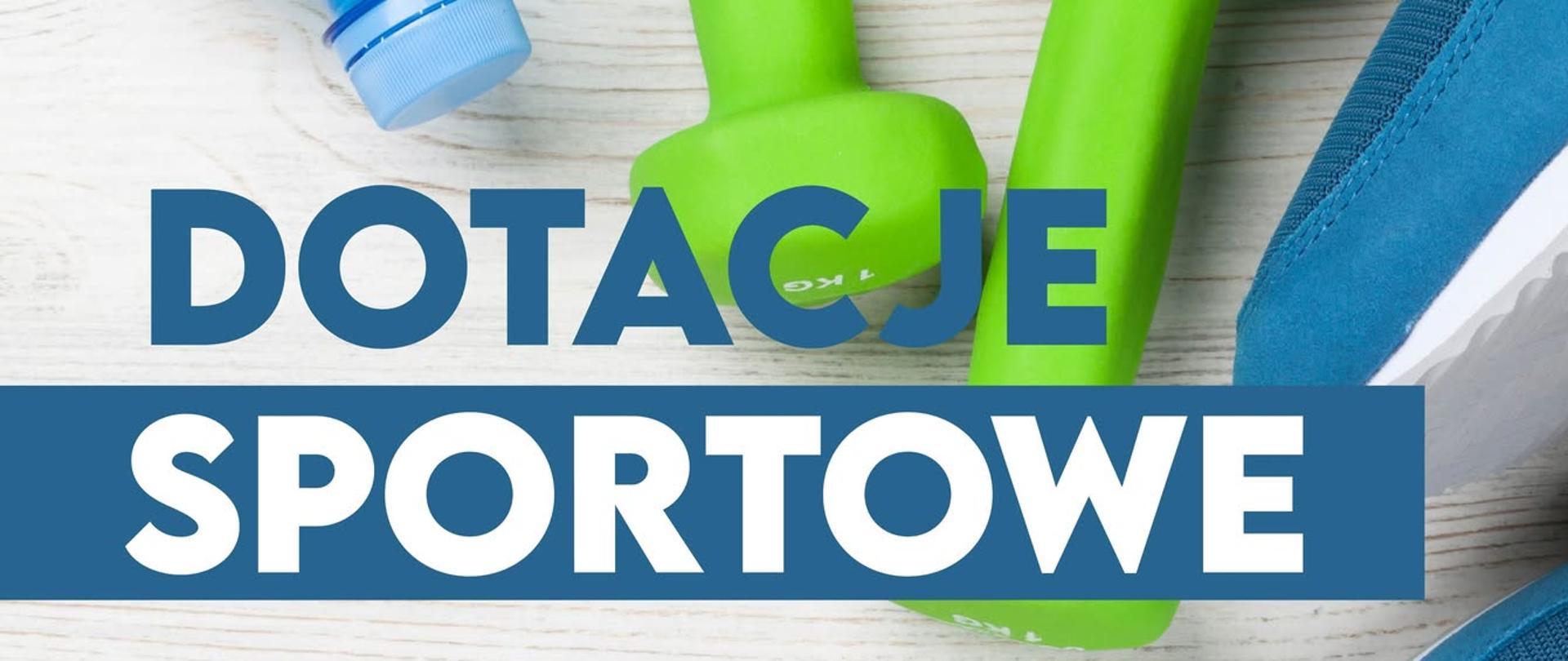 Infografika informująca o dotacjach sportowych przyznanych klubom w Konstantynowie Łódzkim. W górnej części grafiki widoczny jest duży napis „Dotacje sportowe”. Obok znajduje się logo miasta Konstantynów Łódzki. Tło stanowią elementy związane ze sportem: niebieskie buty sportowe, zielone hantle, bidon z wodą oraz ręcznik.
Na grafice podano łączną kwotę dotacji oraz liczbę klubów:
550 tysięcy złotych – łączna kwota przeznaczona na wsparcie sportu.
10 klubów sportowych – liczba organizacji, które otrzymały wsparcie finansowe.
Poniżej znajduje się lista klubów sportowych wraz z wysokością przyznanych dotacji:
KKS Włókniarz – 203 tysiące złotych
UKS Piątka – 134,5 tysiąca złotych
UKS Lider – 88 tysięcy złotych
Konstantynowska Akademia Sportu – 51 tysięcy złotych
Konstantynowskie Towarzystwo Sportowe – 18,5 tysiąca złotych
UKS Centrum Sztuk Walki – 17,5 tysiąca złotych
Stowarzyszenie KS Progres – 16,5 tysiąca złotych
Fundacja Active Movement – 11,5 tysiąca złotych
Stowarzyszenie KS Kanzas – 5 tysięcy złotych
Stowarzyszenie Wrota 44 – 4,5 tysiąca złotych
W dolnej części grafiki znajdują się ikonki symbolizujące różne dyscypliny sportu, między innymi: puchar sportowy, piłkę, basen, bilard, siatkówkę, gwizdek oraz sztangę. Na dole umieszczono także adres strony internetowej miasta: konstantynow.pl.
Grafika ma charakter informacyjny i przedstawia podział miejskich środków finansowych przeznaczonych na rozwój sportu w Konstantynowie Łódzkim.