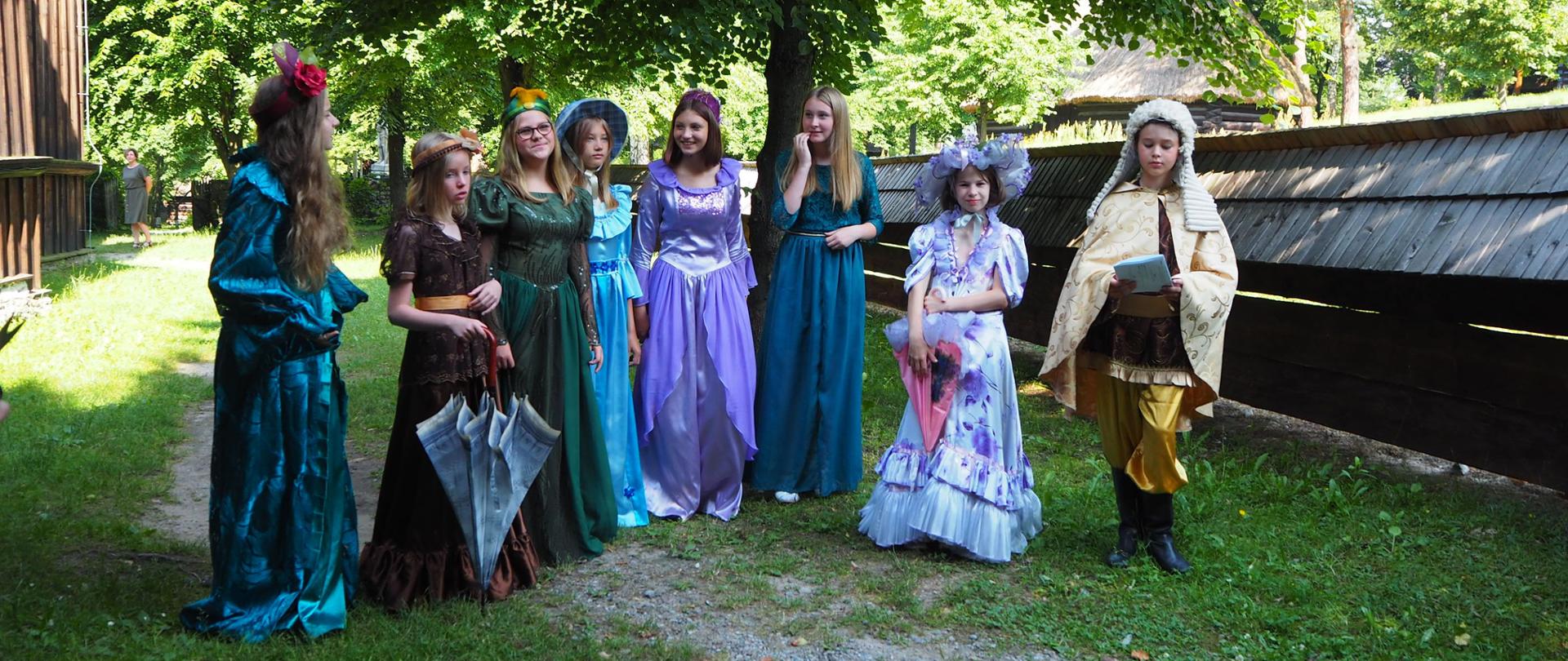  Na zdjęciu uczniów Zespołu Szkół Nr 3 w Przytkowicach na planie filmu "Krawiec Niteczka"