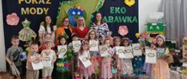 Uczestnicy wydarzenia pozują do wydarzenia
