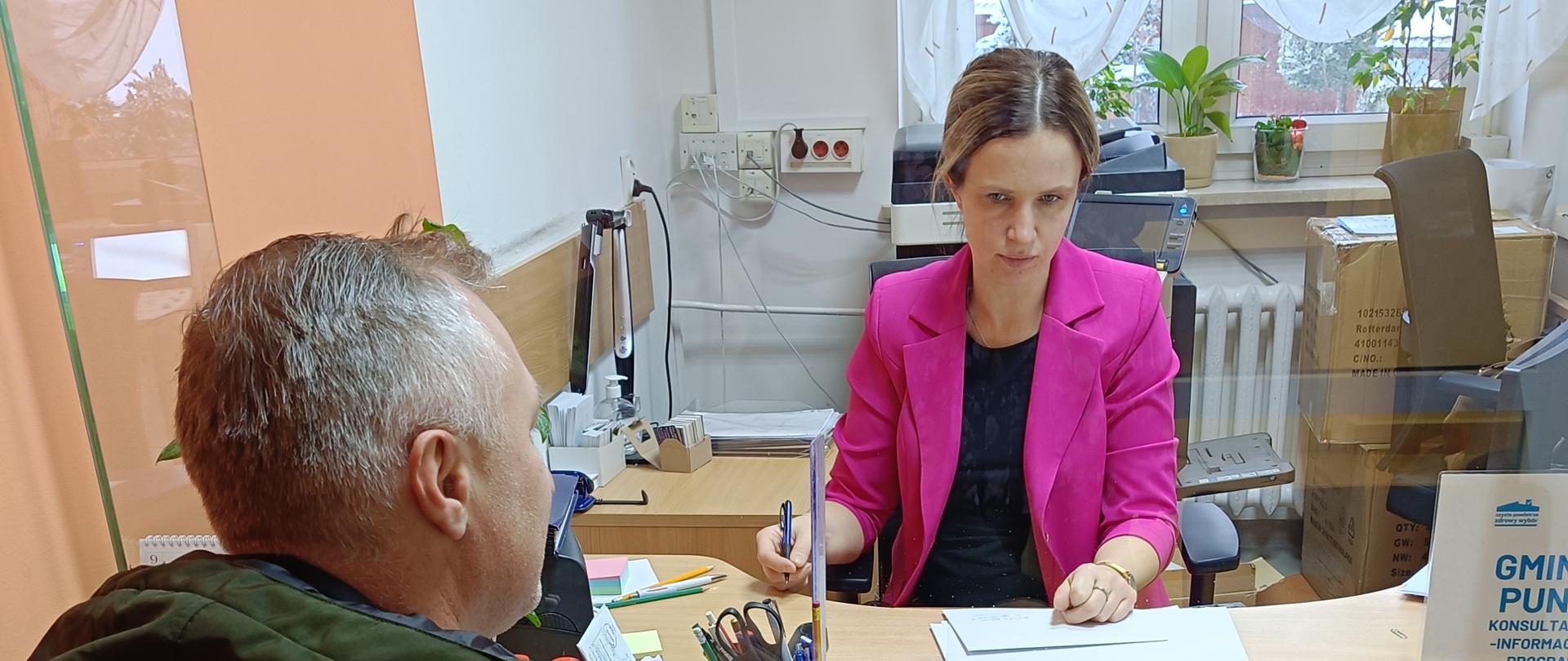 Dwoje ludzi: Pani konsultantka udzielająca porad Panu.