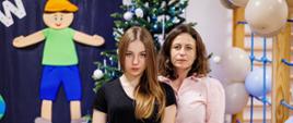 Nauczycielka pozuje do zdjęcia z absolwentką przedszkola