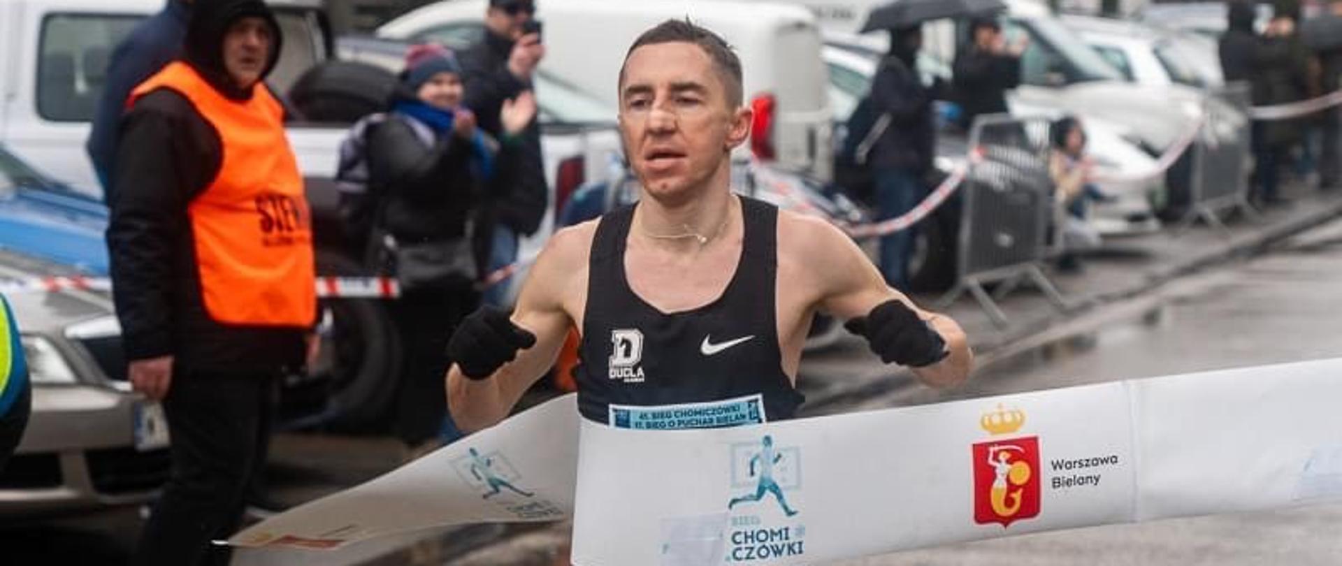 Kamil Jastrzębski przekraczający linię mety