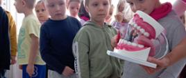 W trakcie nauki szczotkowania zębów