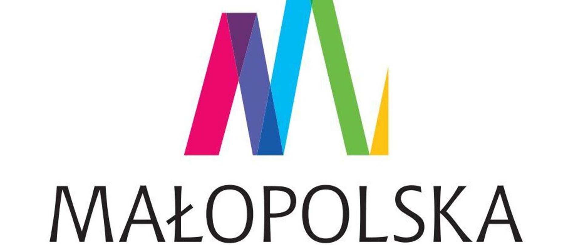 Logo województwa małopolskiego na jasnym tle – stylizowana, wielokolorowa litera „M” w odcieniach różu, fioletu, niebieskiego, zieleni i żółci, poniżej czarny napis „MAŁOPOLSKA”.