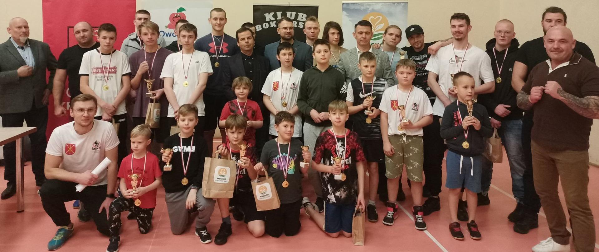Wspólne zdjęcie uczestników turnieju na jego zakończenie