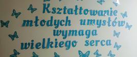 Napis na ścianie w budynku przedszkola: "Kształtowanie młodych umysłów wymaga wielkiego serca"