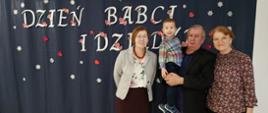 Dzieci pozują do zdjęcia z dziadkami i babciami