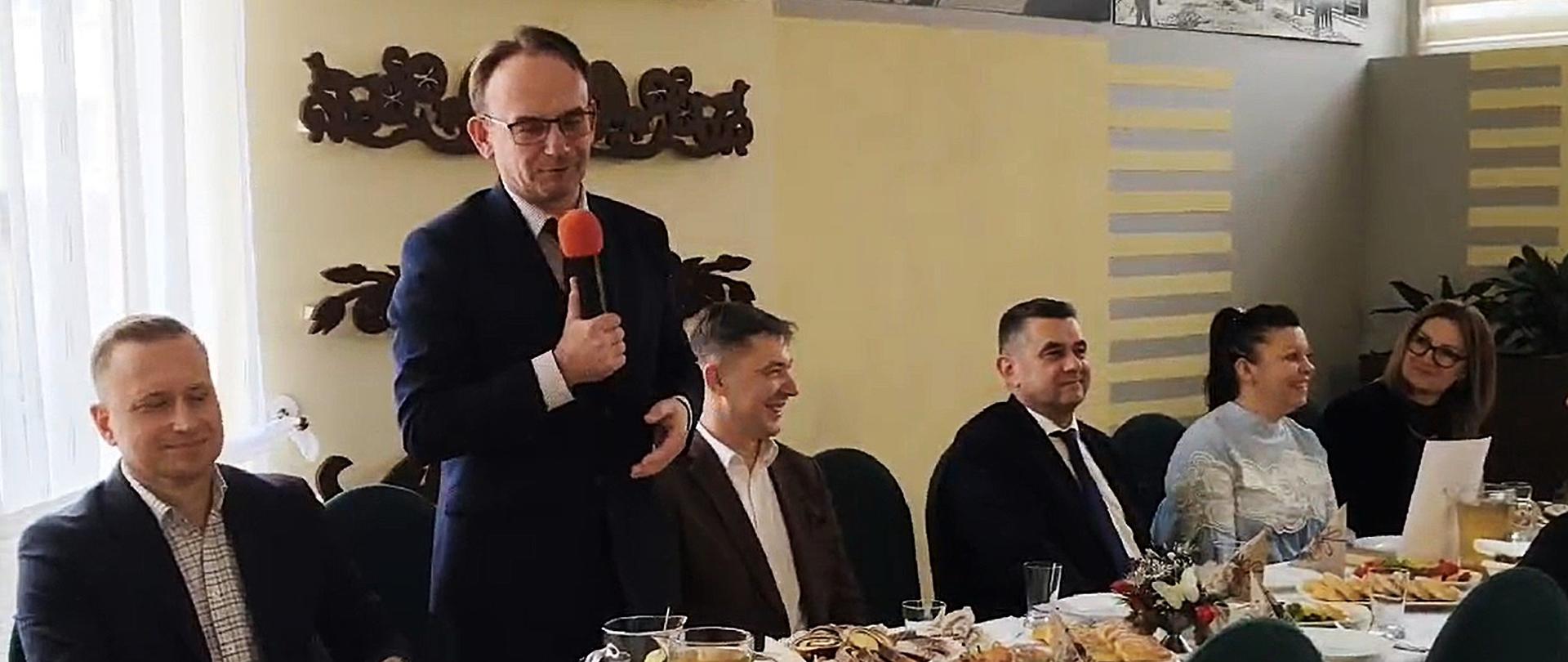 Wicestarosta Piotr Bożko reprezentował starostę bielskiego Sławomira Jerzego Snarskiego na spotkaniu opłatkowym Polskiego Związku Niewidomych