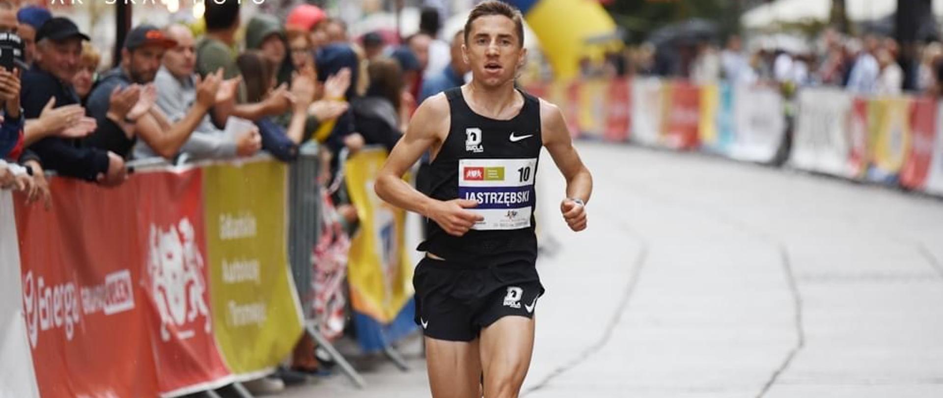 Kamil Jastrzębski na trasie biegu na 10 km