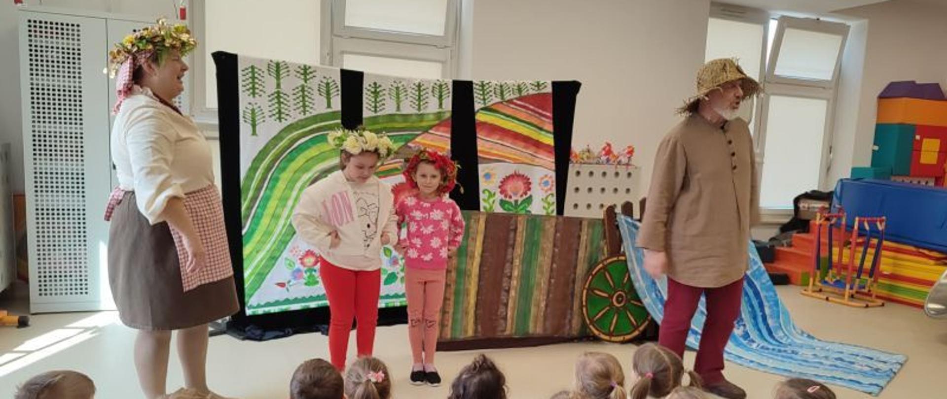 Aktorzy odgrywają sceny przy publiczności - społeczności przedszkola. Do występu angażują przedszkolaki 