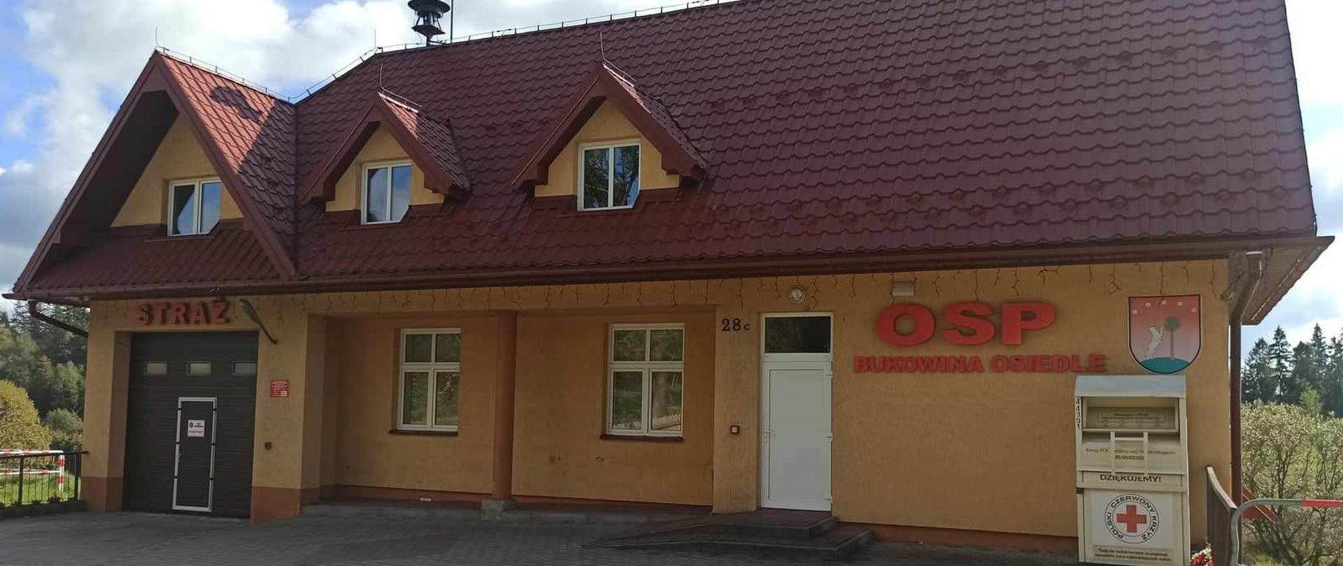 Fotografia przedstawia remizę w miejscowości Bukowina Osiedle.