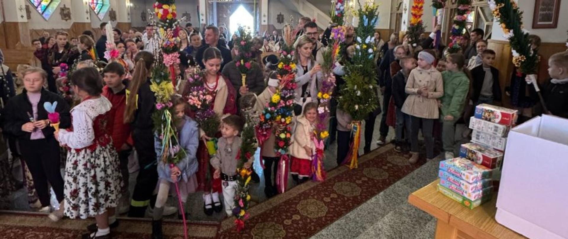 Uczestnicy konkursu Palm Wielkanocnych w Kościele czekają na wyniki konkursu. 
