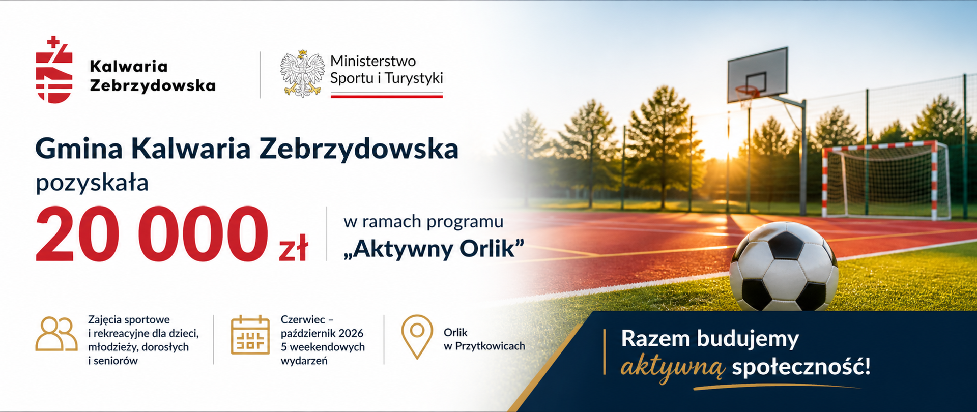 Pozioma grafika informacyjna promująca dofinansowanie dla Gminy Kalwaria Zebrzydowska w wysokości 20 000 zł z Ministerstwa Sportu i Turystyki w ramach programu „Aktywny Orlik”. Po lewej stronie widoczne logo gminy i ministerstwa oraz duży czerwony napis „20 000 zł”. Poniżej znajdują się ikony i krótkie informacje: zajęcia sportowo-rekreacyjne dla wszystkich grup wiekowych, realizacja od czerwca do października 2026 roku oraz lokalizacja – Orlik w Przytkowicach. Po prawej stronie zdjęcie boiska sportowego o zachodzie słońca z piłką nożną na pierwszym planie, koszem do koszykówki i bramką w tle. Na dole hasło: „Razem budujemy aktywną społeczność!”.