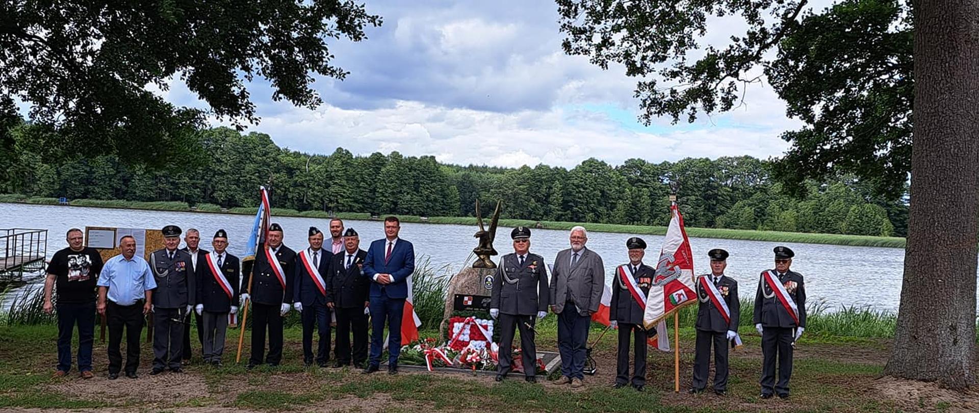 Uroczystość złożenia kwiatów pod pomnikiem upamiętniającym pilotów 103 Pułku Lotnictwa Nadwiślańskich Jednostek Wojskowych MSW