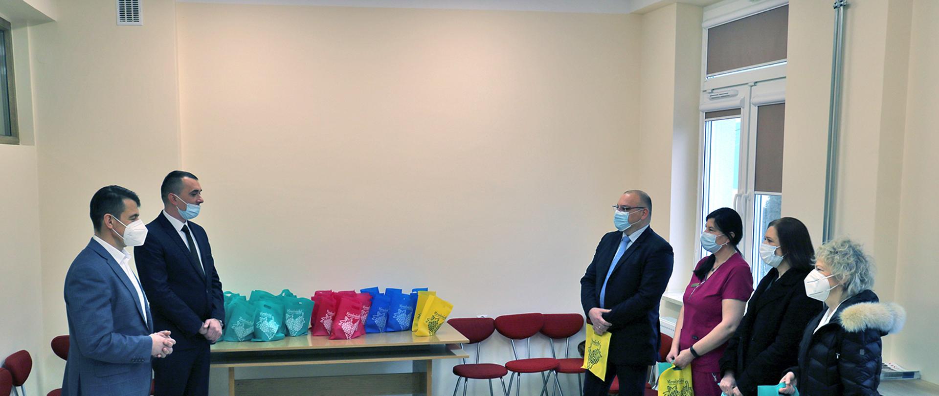 Wicestarosta Kraśnicki Paweł Kudrel oraz Przewodniczący Rady Powiatu w Kraśniku Jacek Dubiel składają życzenia z okazji Światowego Dnia Chorego personelowi Szpitala Powiatowego w Kraśniku. Personel otrzymał drobne upominki od przedstawicieli Zarządu Powiatu.