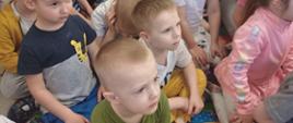 Dzieci oglądające spektakl