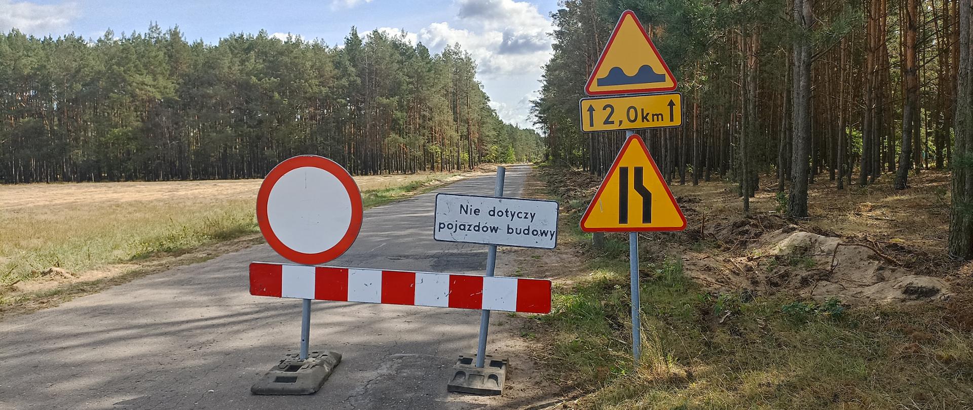 Ustawione na drodze znaki drogowe zakaz wjazdu, wyboje na długości 2 km i prawostronne zwężenie drogi