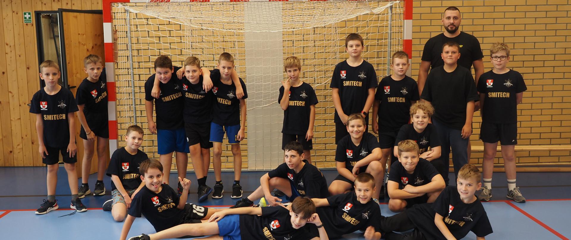 Zawodnicy i trener Klubu Sportowego HANDBALL Bielsk Podlaski.