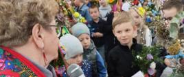 Moment wręczenia dyplomów dla wszystkich biorących udział w przeglądzie. 