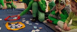 Dzieci w trakcie zajęć artystycznych - ubrane na zielono, biorą udział w grze