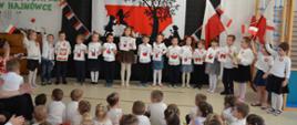 Apel z okazji Święta Niepodległości - przedszkolaki prezentują recital przed rówieśnikami i nauczycielkami