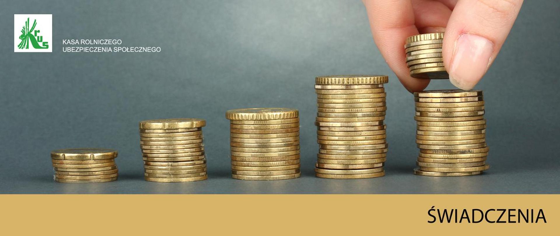 pięć stosów monet od najmniejszego do najwyższego