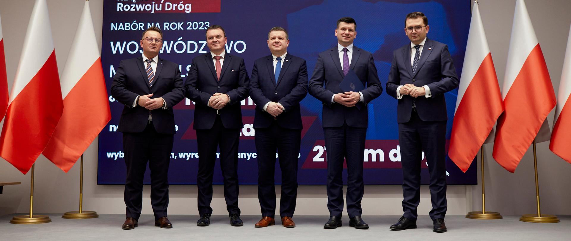 Na zdjęciu stoją: wojewoda Łukasz Kmita – wraz z posłem Krzysztofem Kozikiem, wicemarszałkiem województwa małopolskiego Łukaszem Smółką, burmistrzem Trzebini Jarosławem Okoczukiem oraz wójtem gminy Spytkowice Mariuszem Krystianem