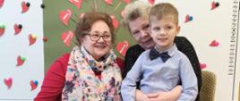 Chłopczyk pozuje ze swoimi babciami