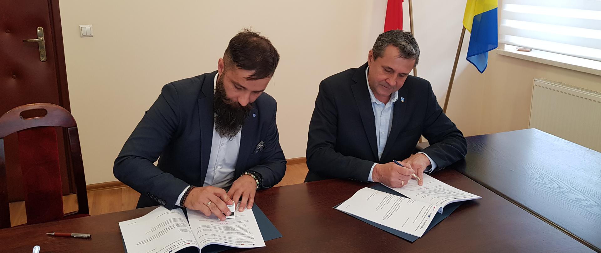 Podpisanie umowy przy stole w gabinecie Pana Wójta Tomasza Rajcy.