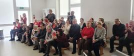 Dzieci preznetują przed dziadkami występ artystyczny