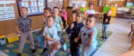 Zajęcia ruchowe - dzieci ćwiczą w sali przedszkolnej