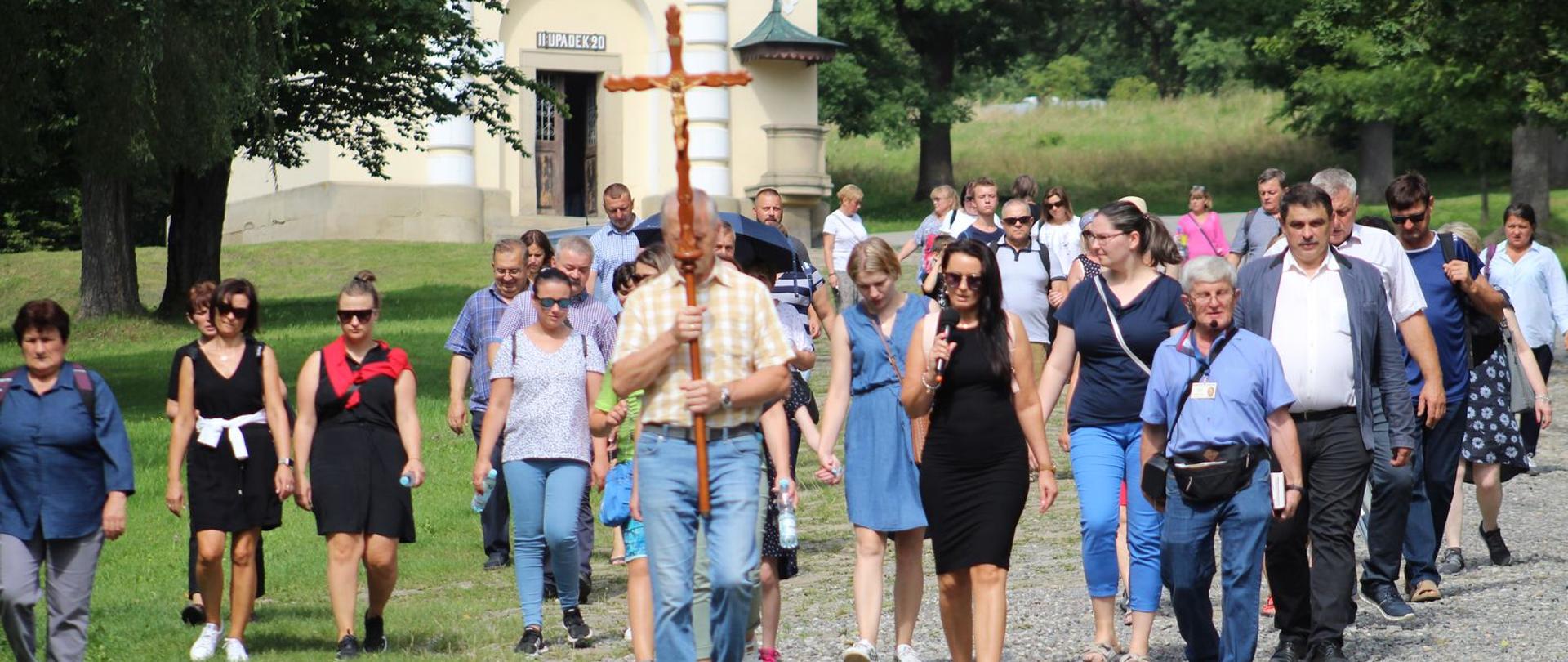 Dróżki Matki Bożej z udziałem pielgrzymów. 