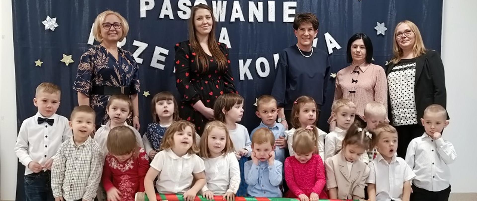 Pamiątkowe zdjęcie pasowanych przedszkolaków , dyrekcji i nauczycielek