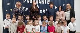 Pamiątkowe zdjęcie pasowanych przedszkolaków , dyrekcji i nauczycielek