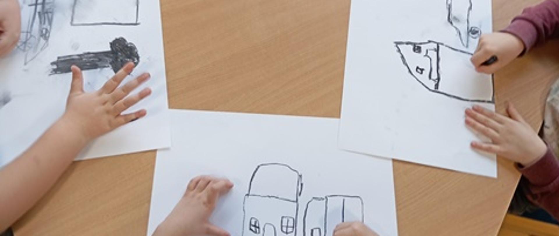 W trakcie zajęć plastycznych - dzieci siedzą przy stole, rysują