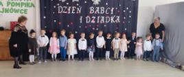 Dzieci wraz z nauczycielkami w trakcie występu