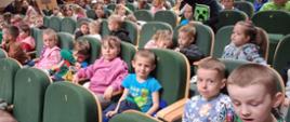 Dzieci oglądają spektakl