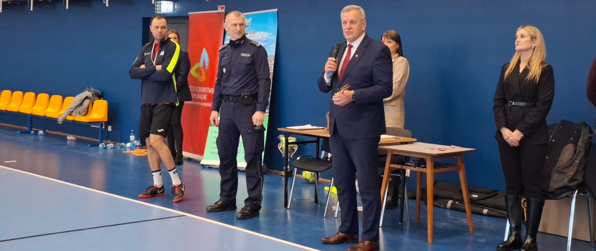 Podczas turnieju piłki nożnej o puchar komendanta powiatowego Policji gratulacje i podziękowania uczestnikom przekazał starosta bielski Sławomir Jerzy Snarski