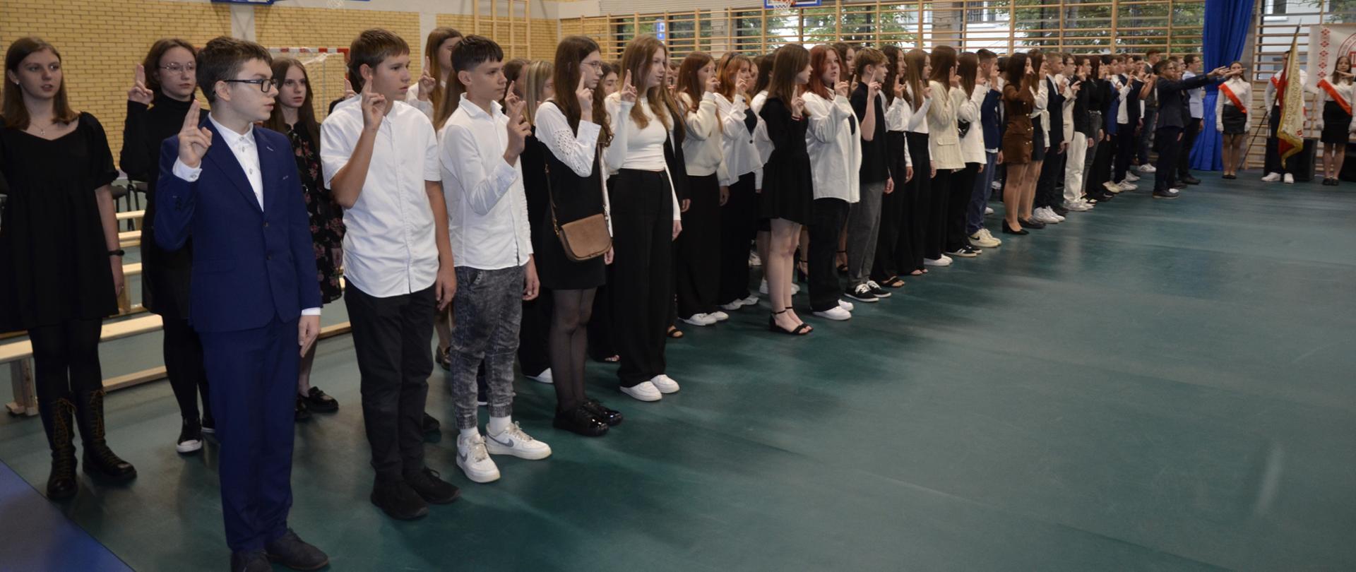 Ślubowanie uczniów klas pierwszych w II Liceum Ogólnokształcącym z BJN im. B. Taraszkiewicza w Bielsku Podlaskim 