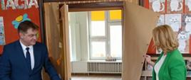 Burmistrz miasta Hajnówka Ireneusz Roman Kiendyś oraz Zastępca Burmistrza Barbara Sadowska podczas oficjalnego otwarcia laboratorium 