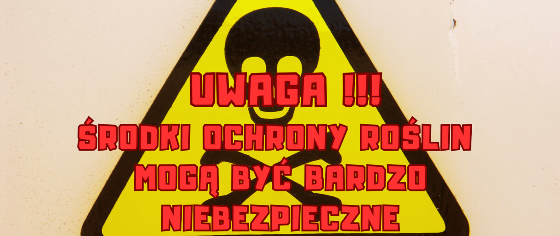 Czerwony napis na żółtym znaku ostrzegawczym z czaszką i piszczelami Uwaga, środki ochrony roślin mogą być bardzo niebezpieczne