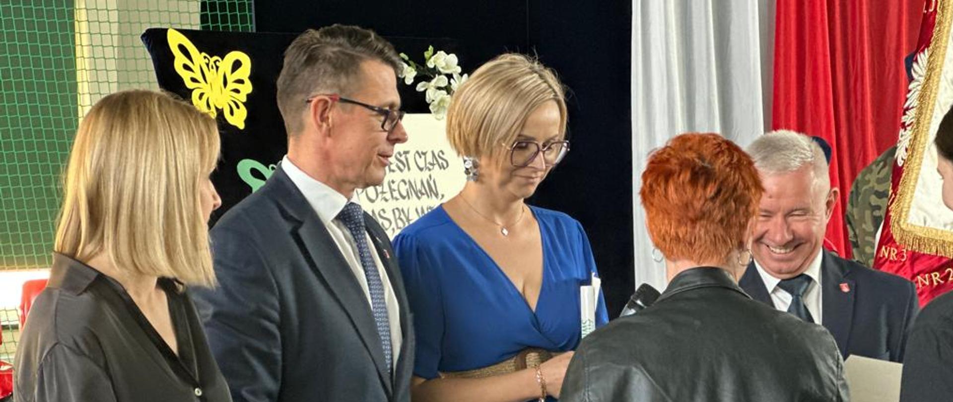 Uroczystość zakończenia roku szkolnego w Zespole Szkół nr 3 w Kraśniku. Starosta Kraśnicki podczas wręczania podziękowania dla rodzica jednego z uczniów